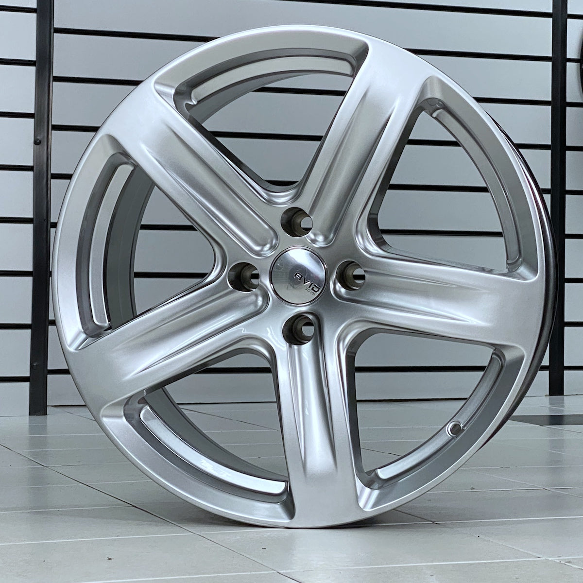 18" AVID Tourer Extra Load Alloy Wheels in Hyper Silver